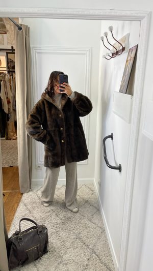 Manteau à capuche en fausse fourrure
