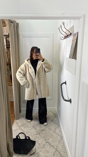 Manteau à capuche en fausse fourrure