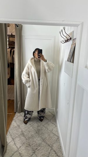 Fausse fourrure longue blanche à capuche