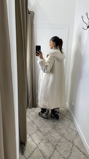 Fausse fourrure longue blanche à capuche