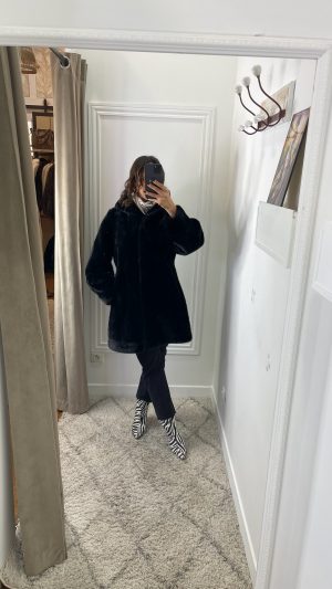 Manteau fausse fourrure cintré noir
