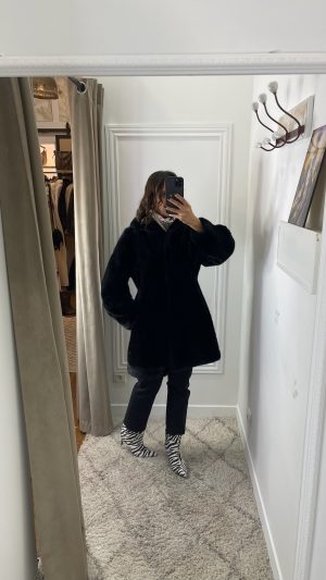 Manteau fausse fourrure cintré noir